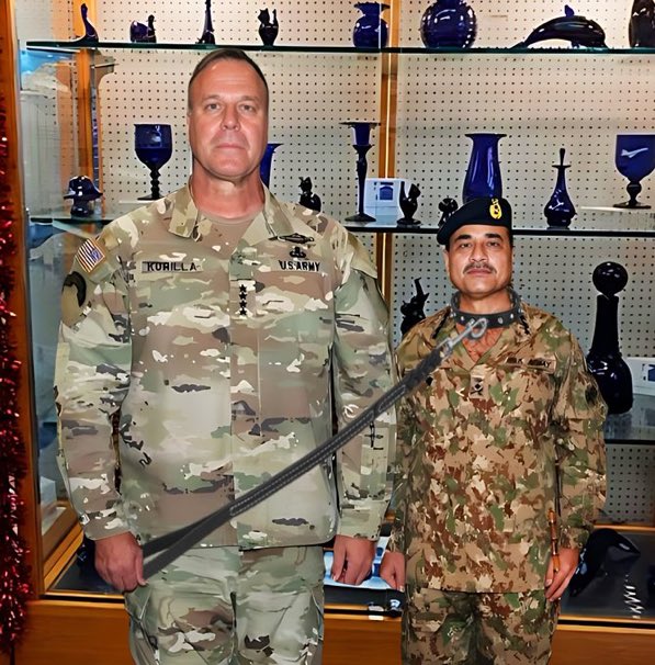 Mafiakadushman's tweet photo. @MarioNawfal America threw Pakistan to vultures.
It was White House who orchestrated RCO/NRO2 against Pakistan, Pakistani public. #DavidBloom ordered ECP for elections rigging
@dgprPaknavy @OfficialDGISPR @DGPR_PAF @WhiteHouse @JoeBiden @SecBlinken @ECP_Pakistan @usembislamabad https://t.co/L6TKvhAItF