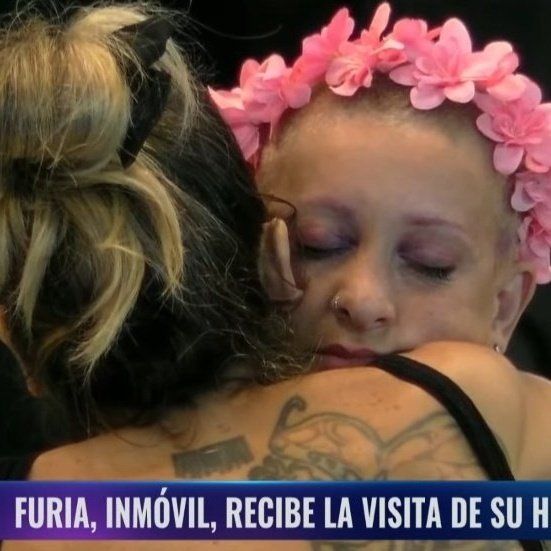 Furiosisima's tweet photo. 👁️ EMMA ME HACÉS QUERERTE Y NO QUIERO

fue el único que lloró con la visita de fu con coy, y el primero que corrió a abrazarla, todo fue tan genuino

todos sabemos que los lazos terminan o cambian con los ingresos, por eso valoro esto, gracias emma
#GranFuria #GranHermano https://t.co/v5TFG8eNGf