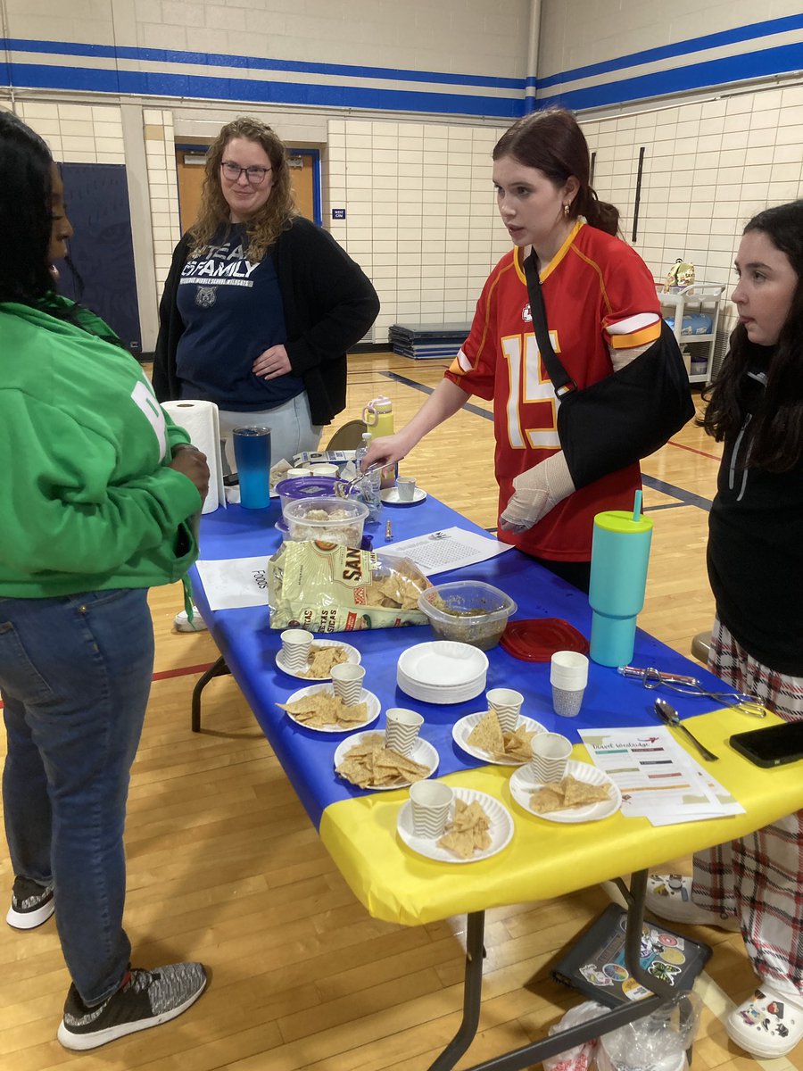 WRscience_13's tweet photo. Displays from Diversity Night @WRidgeMS @theSMSD https://t.co/GmTRwhoMiI