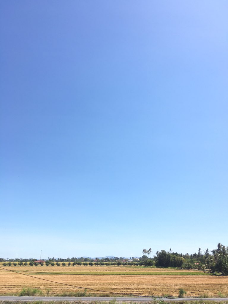 IzzraifHarz's tweet photo. kalau hang mai utara dan hang nampak langit biru macam ni tanpa awan, get ready la sebab hari tu akan jadi panas nak mampoih https://t.co/JXOGMknYCG