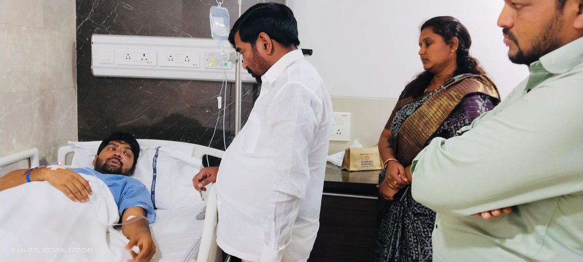 NASEER14N's tweet photo. జర్నలిస్ట్ శంకర్ పై గుర్తుతెలియని గూండాల దాడిని తీవ్రంగా ఖండించిన మాజీ మంత్రి సూర్యాపేట ఎమ్మెల్యే జగదీష్ రెడ్డి గారు 
సోమాజిగూడ యశోద హాస్పిటల్ లో శంకర్ ను పరామర్శించిన @jagadishBRS గారు 
ప్రజాస్వామ్యంలో భౌతిక దాడులకు చోటు లేదు https://t.co/qSVuxfrbTB