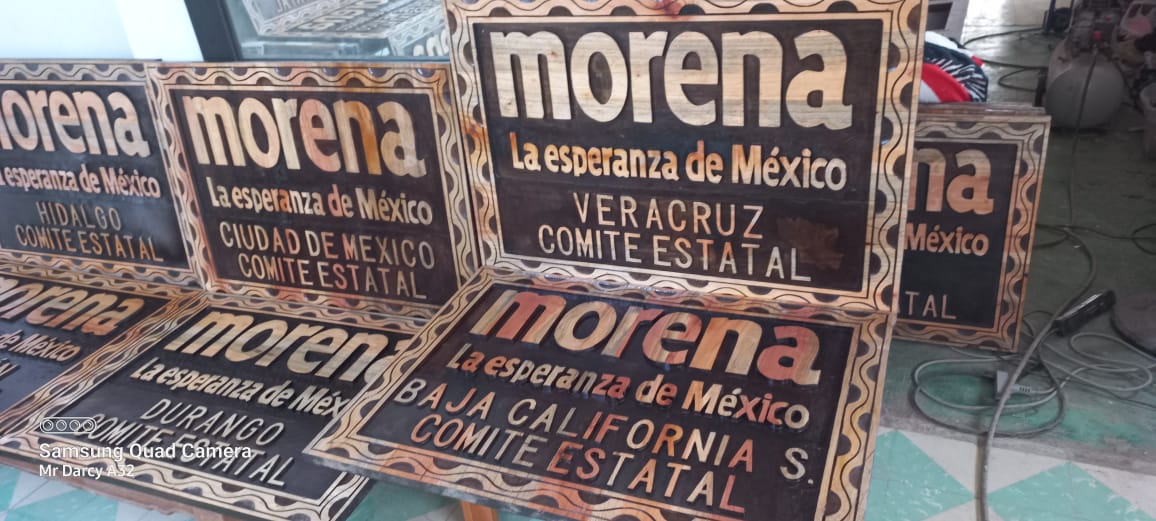 Marcoan98249691's tweet photo. Ala opinión publica. Estos DIN parte de 33 escudos de madera de cedro 
Que recibió Mario delgado y se niega a pagarme..escudos del partido @PartidoMorenaMx  viralizenlo ayudenme. Pueblo de  México. https://t.co/XrUUMLBtwv