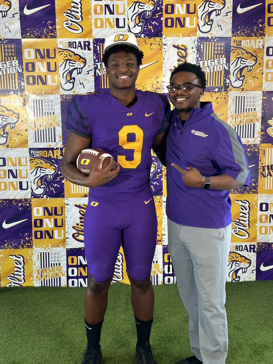 MicahHamilton21's tweet photo. Awesome visit with @ONAZFootball today! Thanks @Showtime_CoachP for the invite. Had the opportunity to meet a few great men tonight @T_Wilson11 @coachamitchell1 @CoachJoshAl10 Appreciate the experience, great conversation, encouragement, and interest #HateAverageBeGreat #AGTG🙏🏽 https://t.co/M6zCM9nIpz