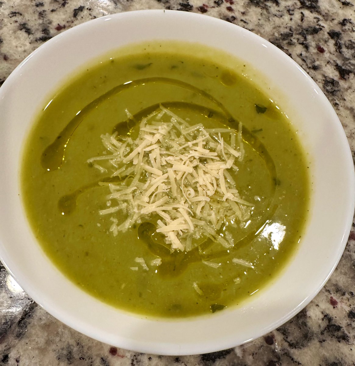 free_style_chef's tweet photo. Dinner 👇
1️⃣ Green Soup
2️⃣ Za’tar flavored chicken breast
3️⃣ Homemade sourdough with butter
I created the green #soup out of what was in the fridge, came out #creamy & #delicious! I love watching it #bubbling away!
#zatar #chicken #sourdough #homemade #twittersupperclub https://t.co/PxXl82JK50