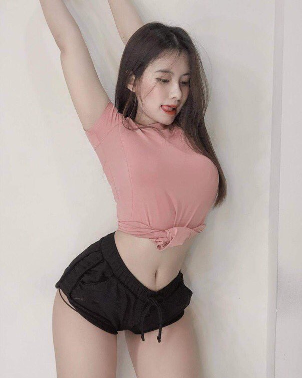 Myle062k's tweet photo. Dáng ngon nek anh có mún nhét củ khoai vào hog https://t.co/Ozd04KANjG