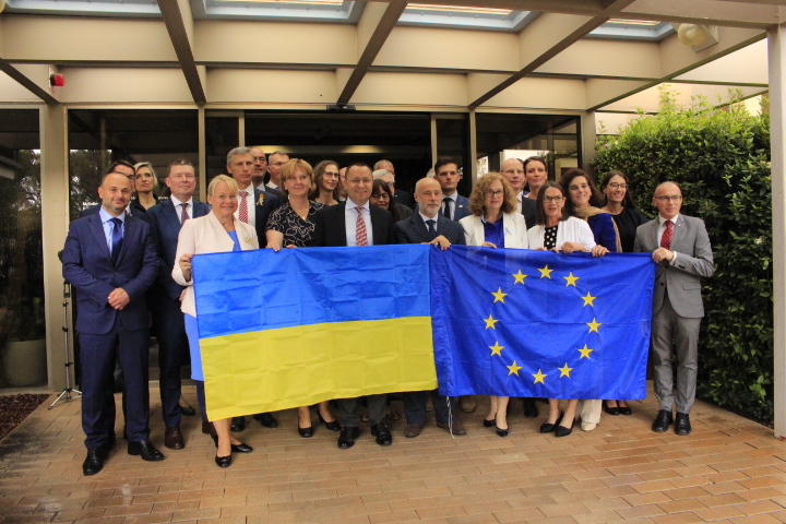 As evidence of 🇪🇺-🇺🇦 solidarity, EU Ambassadors &amp; Ukrainian Ambassador united today to reaffirm the EU's unwavering support for Ukraine, also in 🇦🇺

🇪🇺 will continue to support 🇺🇦 whatever it takes, for as long as it takes.

#24Feb2022 #StandWithUkraine #EUinAUS