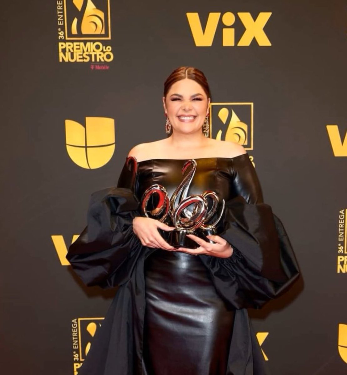 YuridiaMusic's tweet image. Nuestra hermosa @yuritaflowers con sus tres @premiolonuestro de la noche. Muchas gracias a todos. #Yuridia #PremioLoNuestro2024 #PremiosLoNuestro