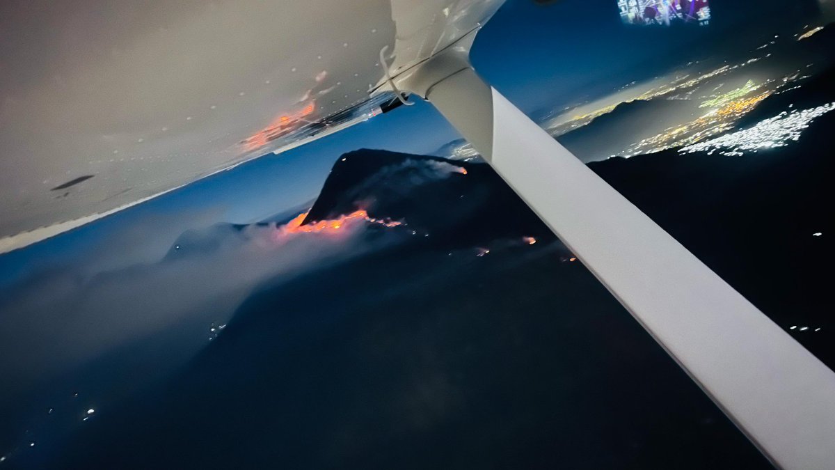 Asi luce el incendio del Volcan de Agua. 

#Incendio #volcanagua