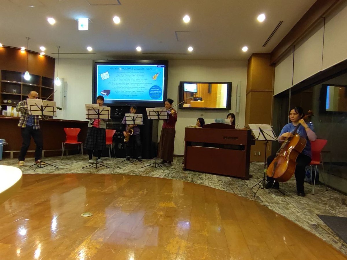 昨日は理研異分野交流会にてアンサンブルクラブの初演奏会でした。PI、研究員、学生、テクスタ、事務員という幅広い奏者揃いでした！代表はクラリネットの綾乃さん(<a href="/OiAyano/">Ayano Oi</a>)。
みなさん素敵な演奏でした！個人的には12年ぶりの人前ピアノ演奏で指がぷるぷる震えました。