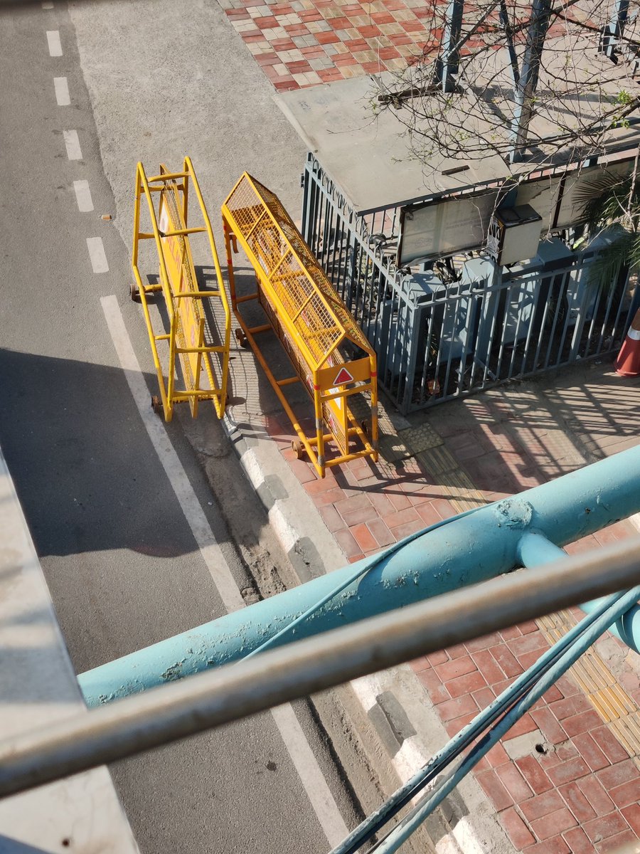 dalipsabharwal's tweet image. What made you do this? Why creating hurdles for the citizens excites you? @DelhiPolice

This is the ground reality of walkable infrastructure! @DelhiPwd

Location: FOB, outside National Stadium, Gate No. 5. Opp. Matka Pir Dargah.

#Delhi #activemobility
#pedestrians #footpath