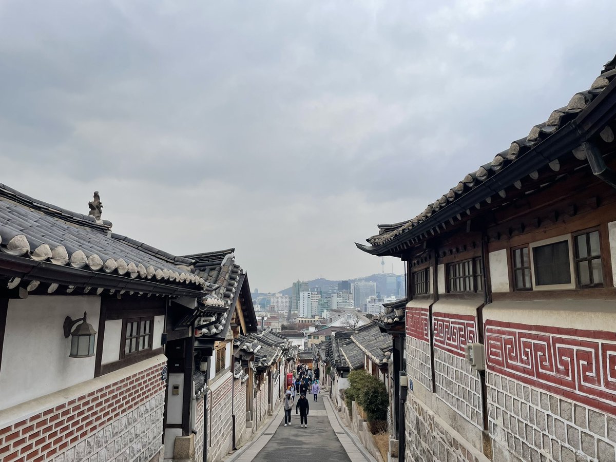 北村韓屋村，古代韓國🇰🇷貴族的居住地👍

站在最高點的北方俯視，左右兩旁屋宅的風水可謂大不同啊！