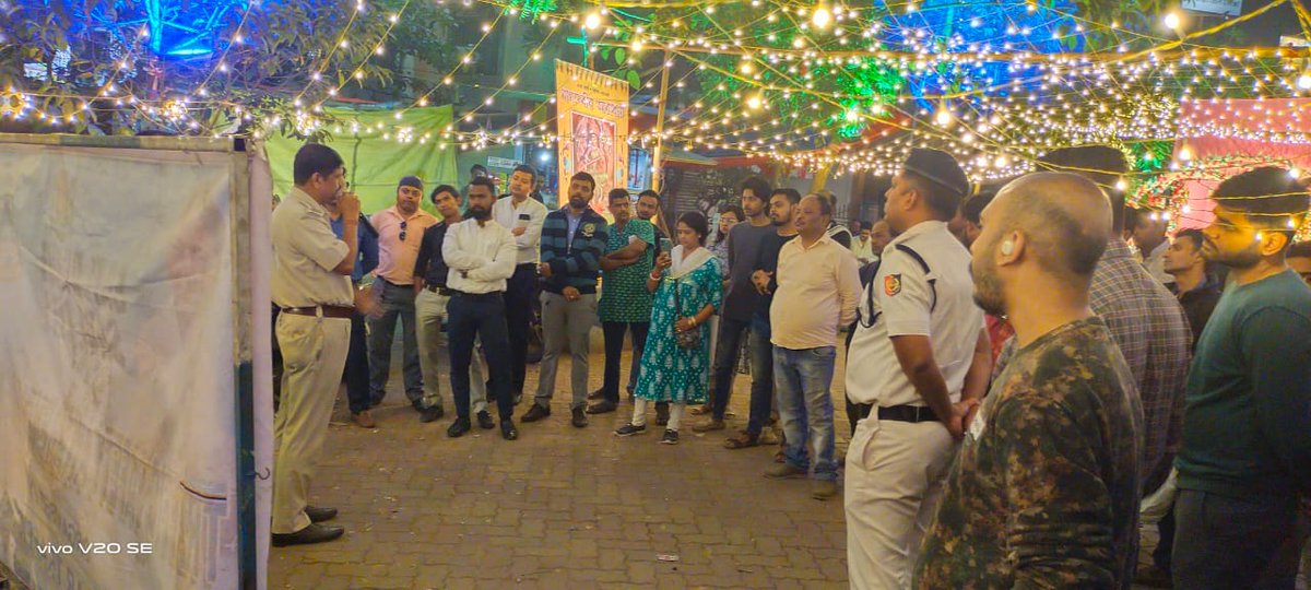 bidhannagarpc's tweet photo. 𝐅𝐨𝐥𝐥𝐨𝐰 𝐭𝐡𝐞 𝐫𝐮𝐥𝐞𝐬, 𝐲𝐨𝐮𝐫 𝐥𝐢𝐟𝐞 𝐢𝐬 𝐚𝐬 𝐩𝐫𝐞𝐜𝐢𝐨𝐮𝐬 𝐭𝐨 𝐮𝐬 𝐚𝐬 𝐭𝐨 𝐲𝐨𝐮𝐫𝐬! #SafeDriveSaveLives
An awareness program was conducted among local youths during‘Saraswati Puja’ about road safety issues, by Baguiati TG near Joramondir. https://t.co/lUTuazkzhB