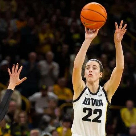 Congrats to @CaitlinClark22 as she passes Kelsey Plum in the @NCAA women's all-time scoring record. She's on fire with 23 points scored in the first quarter against Michigan! @IowaWBB