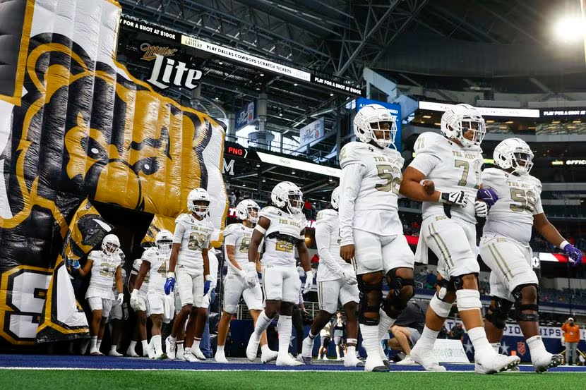 SportsDayHS's tweet photo. Texas Sports Writers Association’s 2023 Class 5A all-state high school football team 🏅🏈
Full list: https://t.co/BFnRc3PFzp
#txhsfb https://t.co/Ahb9ppcU9f