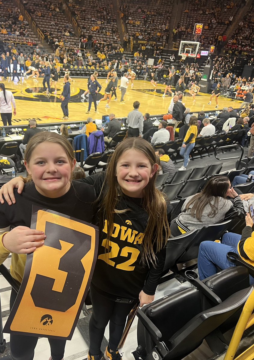 NatHunter4's tweet photo. Let’s go Hawks!!!! #fightforiowa https://t.co/1L7ANGdaBE