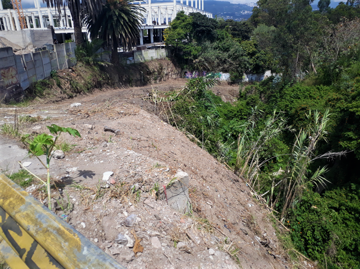 TumbacoI's tweet photo. #Ambiente Destrucción en la Quebrada de Rumihuayco
El Colectivo @VolcanIlalo denuncia destrucción de áreas de protección ecológica en el sector del #MegaKywi, #Tumbaco.
Aquí la flecha roja se muestra el lugar aproximado donde construyen. @amcquito @ambientequito @pabelml https://t.co/IRnJKME9H1
