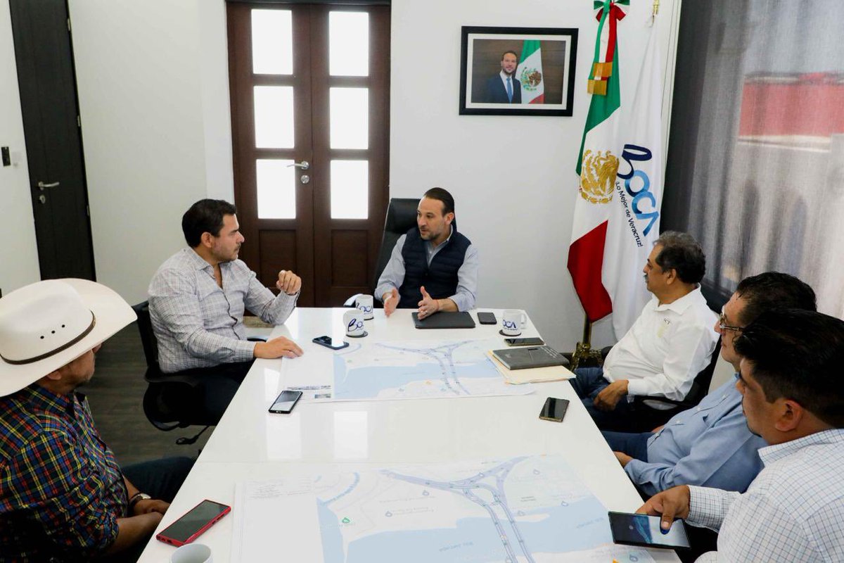 En atención a la demanda de la ciudadanía y a petición nuestra, el director general de <a href="/SICT_Veracruz/">SICT Veracruz</a>, Luis Antonio Posada Flores, reajustará el programa de trabajo de las obras de rehabilitación del puente de <a href="/_BocadelRio/">Boca del Río</a>, sur a norte.