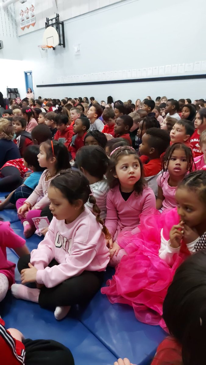 Les élèves et membres du personnel étaient tous réunis au gymnase de l’école afin d’assister à une messe à l’occasion du mercredi des cendres. Merci à Fr Etienne et aux membres du comité d’organisation.