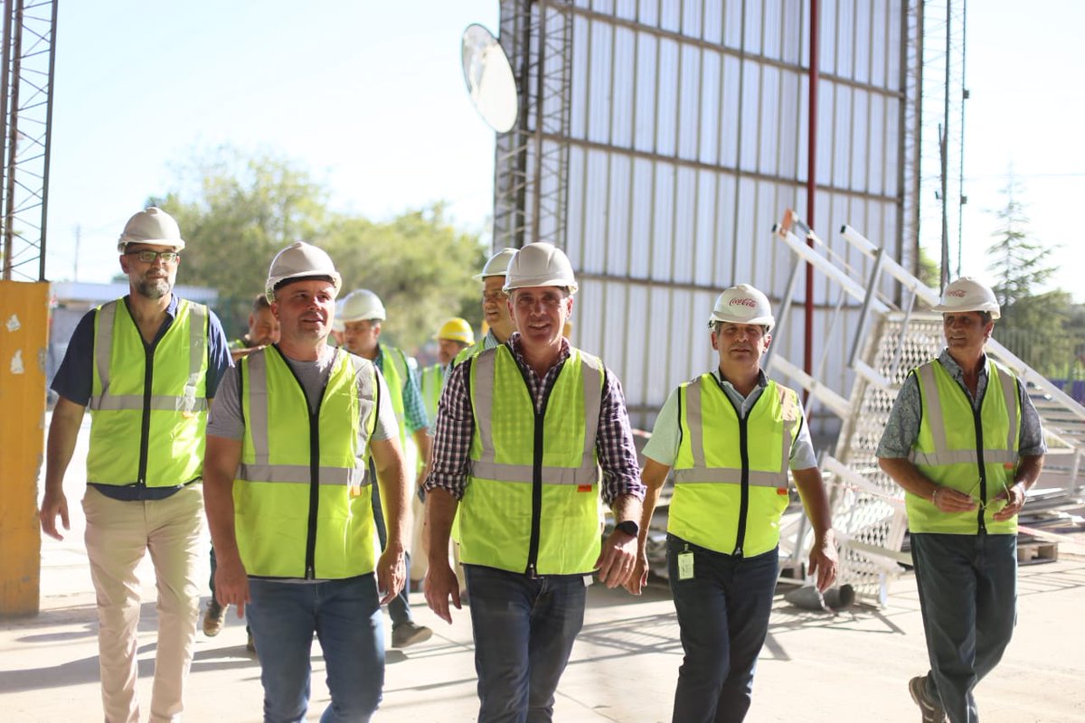 diegocostarelli's tweet photo. Recorrimos CocaCola Andina que volverá a abrir sus puertas como fábrica para producir luego de más de 12 años. Este desafío generará más de 50 empleos directos y 150 indirectos, además genera compromiso con el triple impacto por su producción sustentable. https://t.co/cm0lS3cCcY