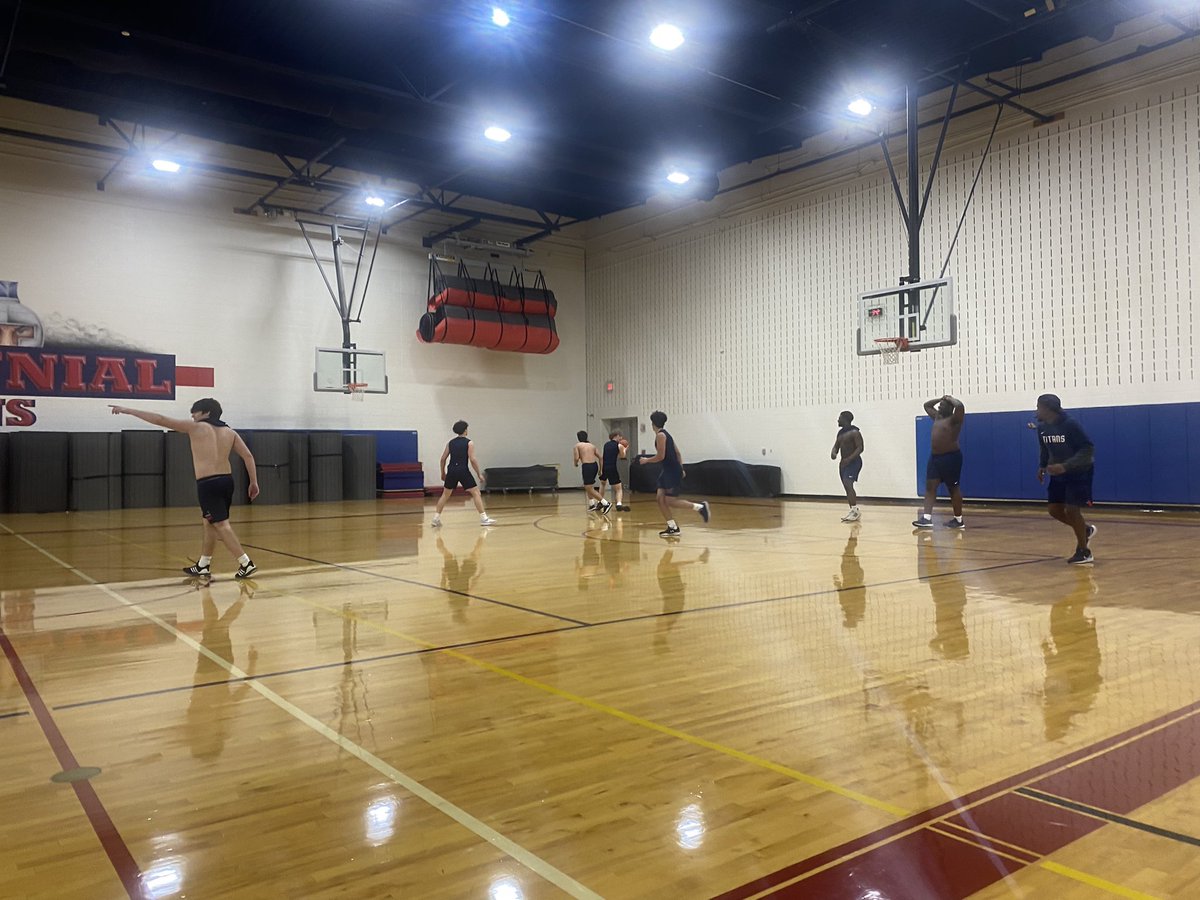 Cen10TitansFB's tweet photo. Our Red group finished the week off being 96% showing up for early morning workouts, and got to have a Cardio Basketball Tournament to end the week off!! Shoutout to our 1st place Team winners!! π #cen10strong π΄π΅ #Commitment π #RedGroupπ₯ https://t.co/yWECW8qauJ