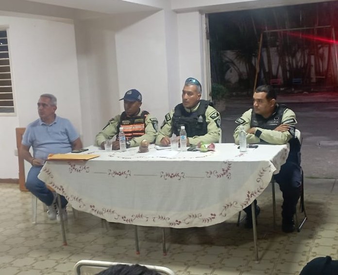 CC23SUR's tweet photo. El día de hoy se llevó a cabo un encuentro con el Inspector Ortiz, Jefe del Cuadrante 6 de la @PolisucreOficia y la comunidad. Agradecemos esta iniciativa que permite un acercamiento efectivo con los vecinos, y plantear de primera mano los problemas que afectan a la comunidad. https://t.co/OQjwNVvbpI
