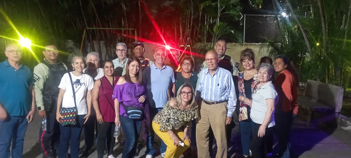 CC23SUR's tweet photo. El día de hoy se llevó a cabo un encuentro con el Inspector Ortiz, Jefe del Cuadrante 6 de la @PolisucreOficia y la comunidad. Agradecemos esta iniciativa que permite un acercamiento efectivo con los vecinos, y plantear de primera mano los problemas que afectan a la comunidad. https://t.co/OQjwNVvbpI
