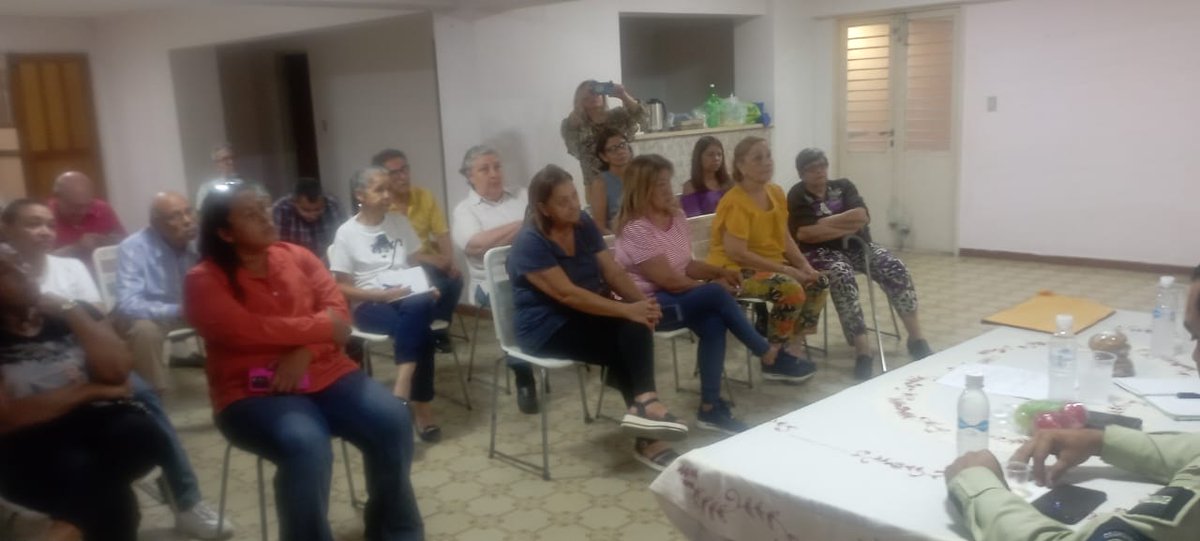 CC23SUR's tweet photo. El día de hoy se llevó a cabo un encuentro con el Inspector Ortiz, Jefe del Cuadrante 6 de la @PolisucreOficia y la comunidad. Agradecemos esta iniciativa que permite un acercamiento efectivo con los vecinos, y plantear de primera mano los problemas que afectan a la comunidad. https://t.co/OQjwNVvbpI
