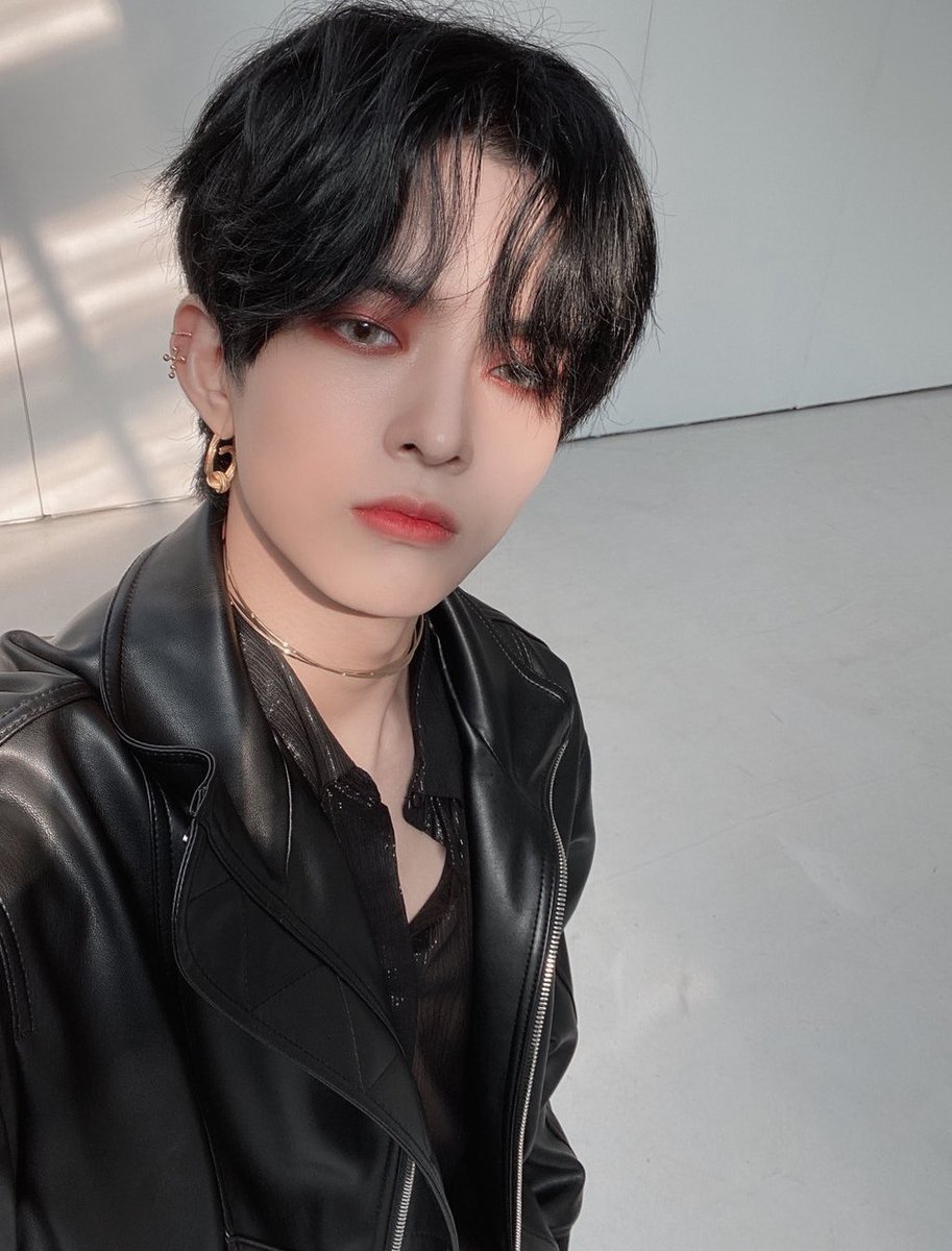 snoojes's tweet photo. This tag is a ghost town, but I wanted to participate this month for ALICE’s anniversary, so here’s me &amp; my twin. 🖤

#ALICESelcaDay #ALSD #VICTON
#정수빈 #수빈 #JungSubin #Subin https://t.co/Vnuz2YWOxF