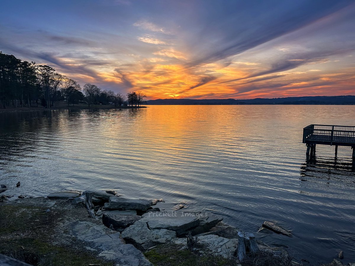 simpsonWVTM13's tweet image. Y’all. 

The end of sunset tonight over Lake Guntersville.

📸: Donna Prickett