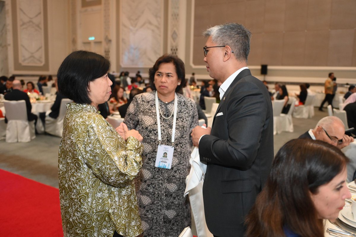 Honourable Senator Tengku Datuk Seri Utama Zafrul Tengku Abdul Aziz, Minister of Investment, Trade and Industry Malaysia, capturing a moment with ABAC Members and New Zealand High Commissioner, H.E. Pam Dunn after the Gala Dinner of the First ABAC meeting of 2024 in KL, Malaysia.