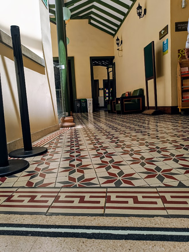 ProfeSpitaletta's tweet photo. Piso de la patrimonial Casa Barrientos-Sala de la Lectura infantil, en la avenida La Playa. https://t.co/6G3Rw5VZIO