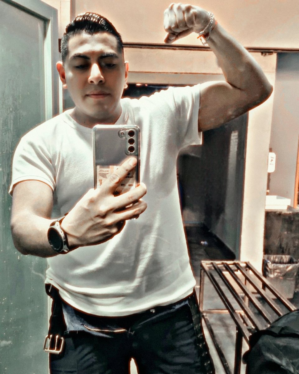 RubioEdd's tweet photo. Empezando desde 0 este año tiene que darme la ventaja de ponerme sabroso y jugoso 🫣😎 https://t.co/TMxjQM8VMf