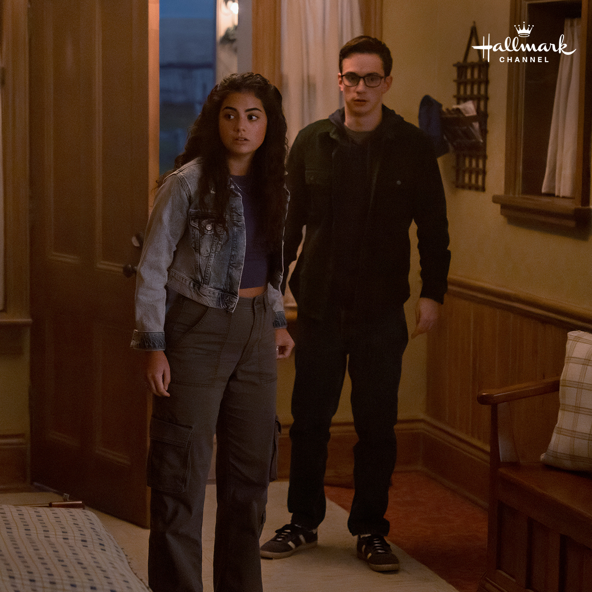 TheWayHomeX's tweet image. Aww poor teen Elliott #DavidWebster! Will Alice @sadielsnow break her promise and tell him how the future unfolds? #TheWayHome