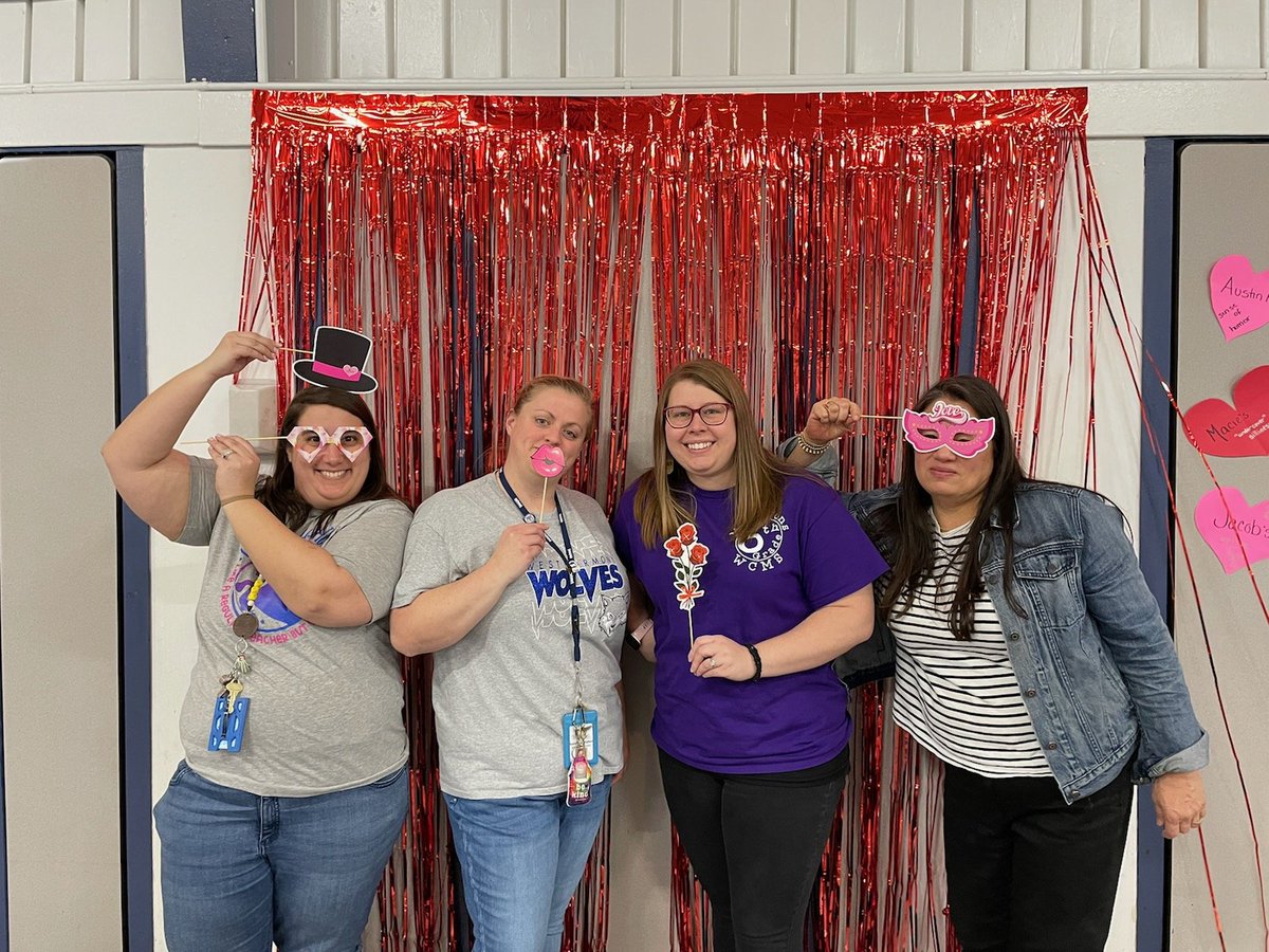J_Lyons33's tweet photo. Our team hosted our very first Team 9 Family Night, and it was great! We loved just getting to hang out with our kids and see their families. Board games, snacks, a photo spot, and friends made for a solid event! #WCconnects #DreamTeam https://t.co/gnlzbUloic