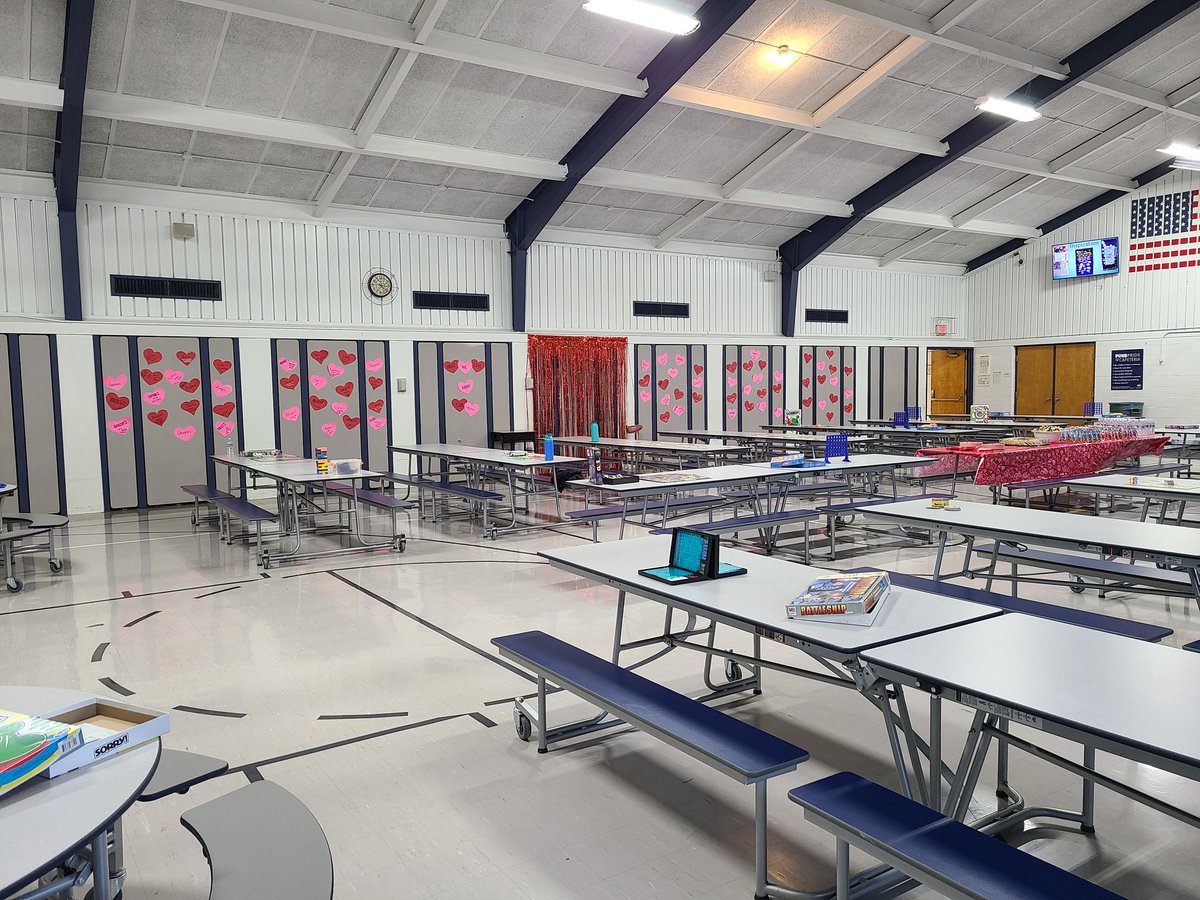 J_Lyons33's tweet photo. Our team hosted our very first Team 9 Family Night, and it was great! We loved just getting to hang out with our kids and see their families. Board games, snacks, a photo spot, and friends made for a solid event! #WCconnects #DreamTeam https://t.co/gnlzbUloic