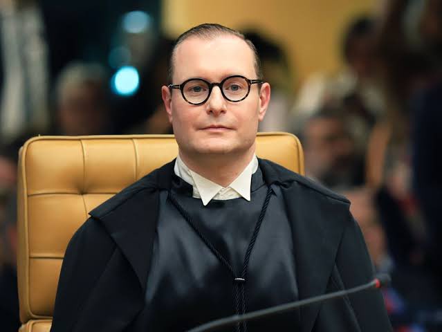 pesquisas_elige's tweet photo. 🚨URGENTE: Cristiano Zanin, do STF, suspendeu todos os decretos de Santa Catarina que dispensavam comprovante de vacinação na rede pública de ensino! @jorginhomello, FAZ O L DE @LulaOficial E O V DE VACINA!🇧🇷👍

🗞️@g1 https://t.co/t6suYB62kd