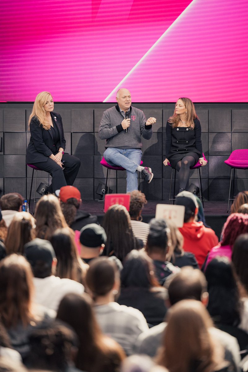 JonFreier's tweet image. After a tough 24 hours in Kansas City, it was uplifting to be able to spend time with our @TMobile community and support one another today. Big thank you to our incredible Kansas and Missouri based teams. ❤️