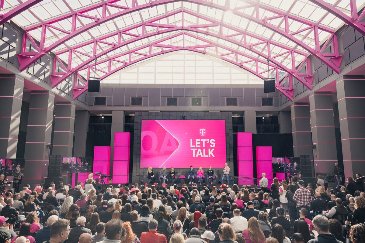 JonFreier's tweet image. After a tough 24 hours in Kansas City, it was uplifting to be able to spend time with our @TMobile community and support one another today. Big thank you to our incredible Kansas and Missouri based teams. ❤️