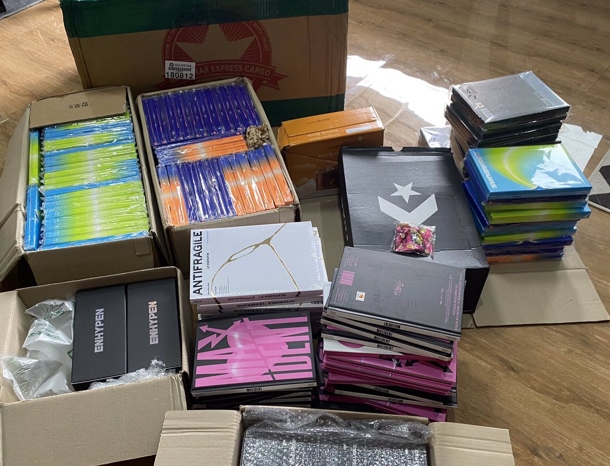 GaePyeon_PH's tweet photo. COLLABORATION GIVE AWAY 😍

1 random SEALED Album from @WhatsKpoppinPH ✨

✅rt + like
✅mbf both accounts
✅mention 3 moots
✅proof

Ends after 7 days https://t.co/Ks8FmJ9yIK