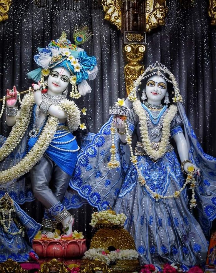 ShivinaSaksena's tweet photo. सुनती हूँ मैं 
प्रतिदिन आपको

कहती हूंँ मैं
बात आपकी 

जानती हूॅं मैं
केवल आपको 

अनुभूति है 
केवल आपकी

करती हूॅं मैं 
सदैव नमन आपको 🙏
आपके सुंदर रूप को केशव कुंज बिहारी 🥰

#राधे_राधे 😊🌹🌹 https://t.co/7Oxc02lp2s