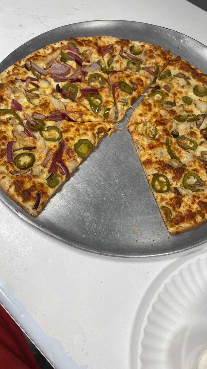 CIYGourmet's tweet image. This one is a must try!!

Pizza topped with Grilled Chicken and Jalapeños 🫠🤌🏻

#CookItYourself #Pizza
