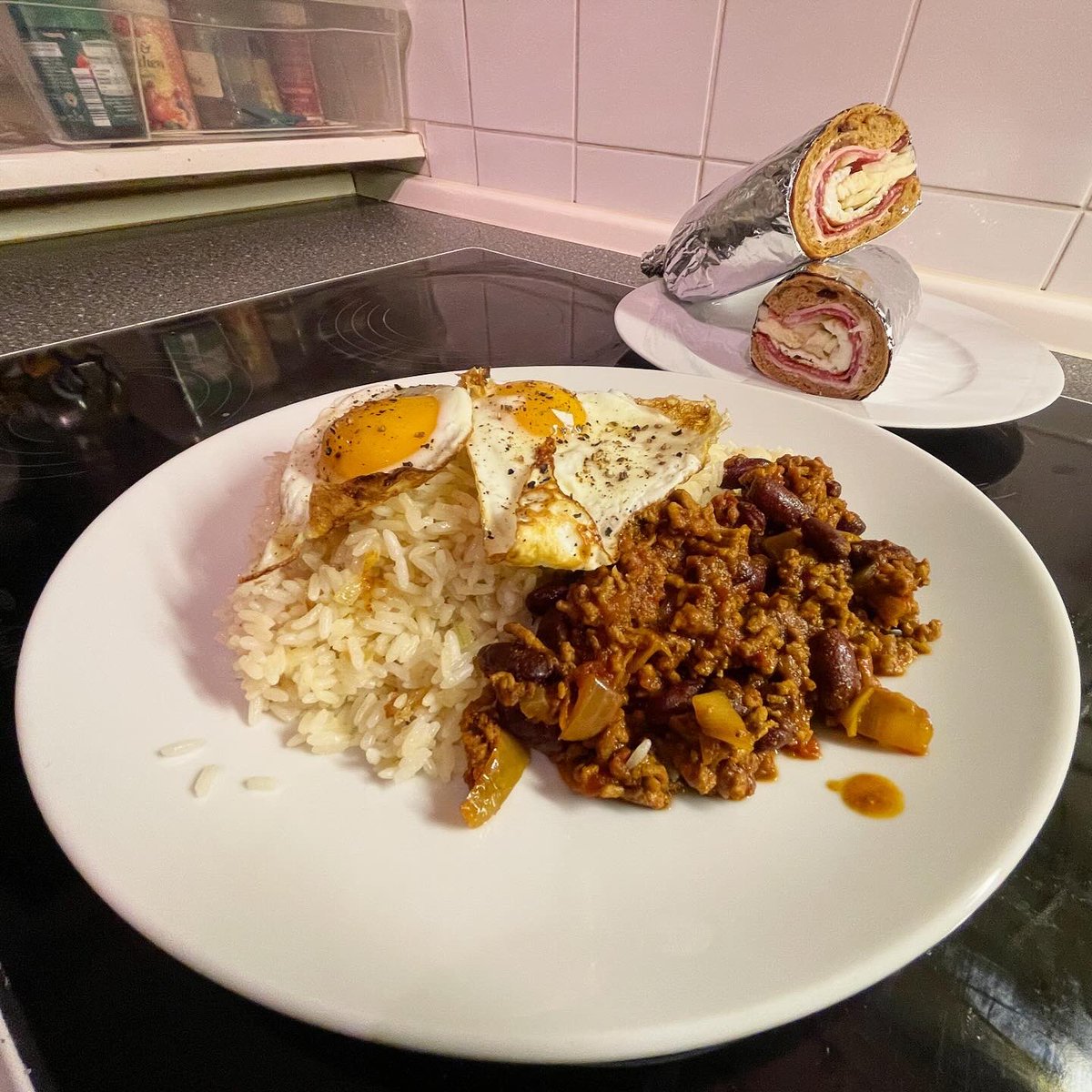 JayGuevara82's tweet image. Gebratener #Reis mit #Spiegelei und #leftover #Chili 

und

#PeperoniBaguette mit #Mayo #Kochschinken #SchwazwälderSchinken #EdelSalami #Ei #Mozzarella #Zwiebeln und #Balsamico

#Dinner #HelsKitchen #FoodPorn #LeftOverPorn #ChiliPorn #RicePorn #SandwichPorn #SubPorn