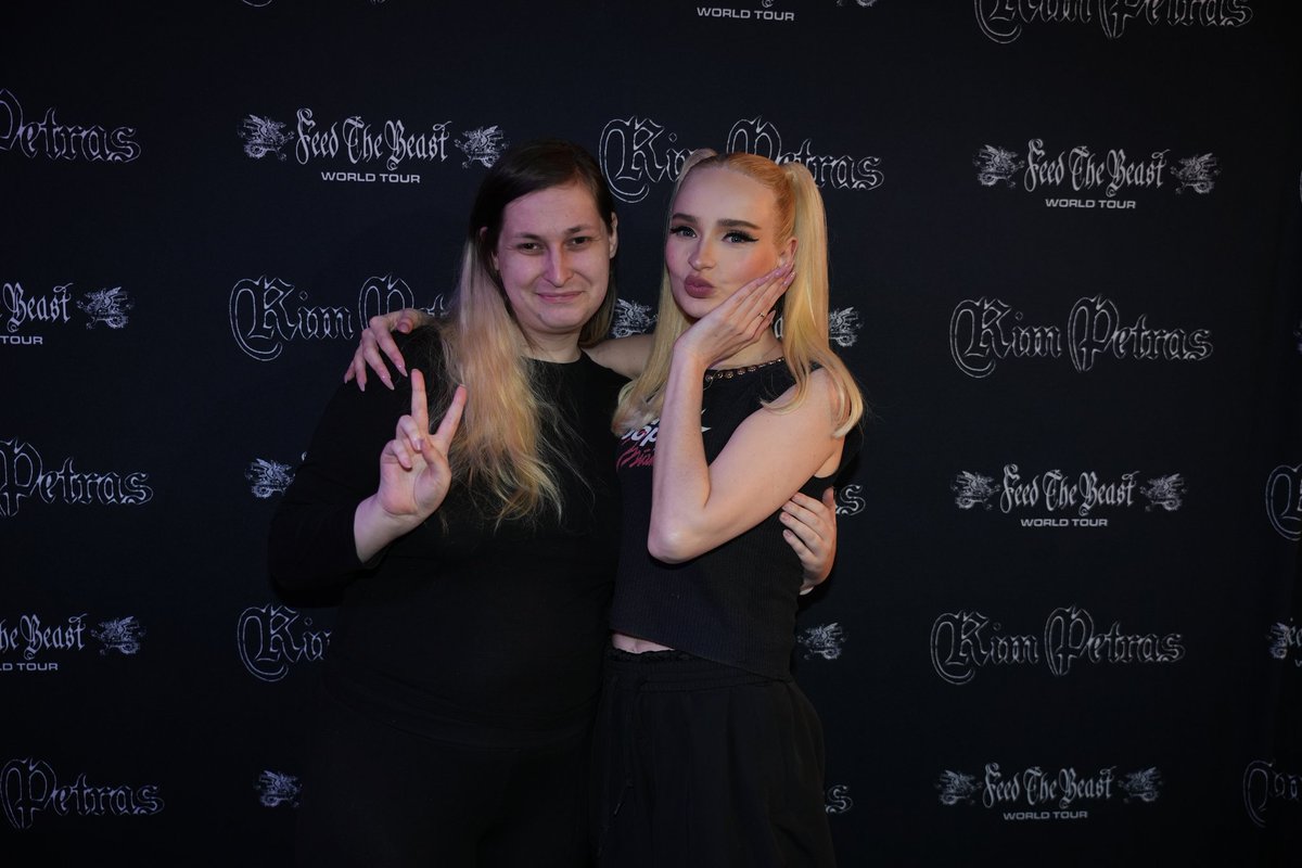 JessiEvil6's tweet photo. Tuesday was one of my best days of my life! So happy to have met @kimpetras! I will treasure these photos and the memories for the rest of my life, thank you for everything you do Kim, the last few years would not have been the same without your music 💜#KimPetrasVIP #VIPNationEU https://t.co/i9fG1UnrQb