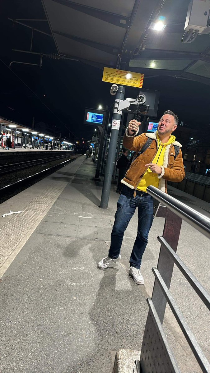 Un ami vous passe le bonsoir.