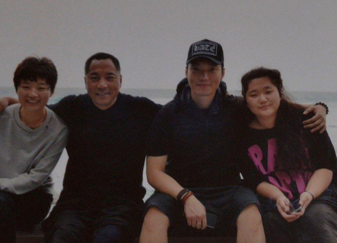 郭氏欺诈洗钱犯罪集团大骨干 #郭强 （图右二），即郭文贵儿子共计收到郭氏犯罪团伙非法所得共计9200多万美元。法庭文件2月15日披露，郭强分别在郭文贵2022年2月15日宣布破产前从纽约金泉、Leading Shine、Lamp  Capital、Anton Development收到85,277,000.72美元 ，破产后从Gclub收到6,983,305.16美元