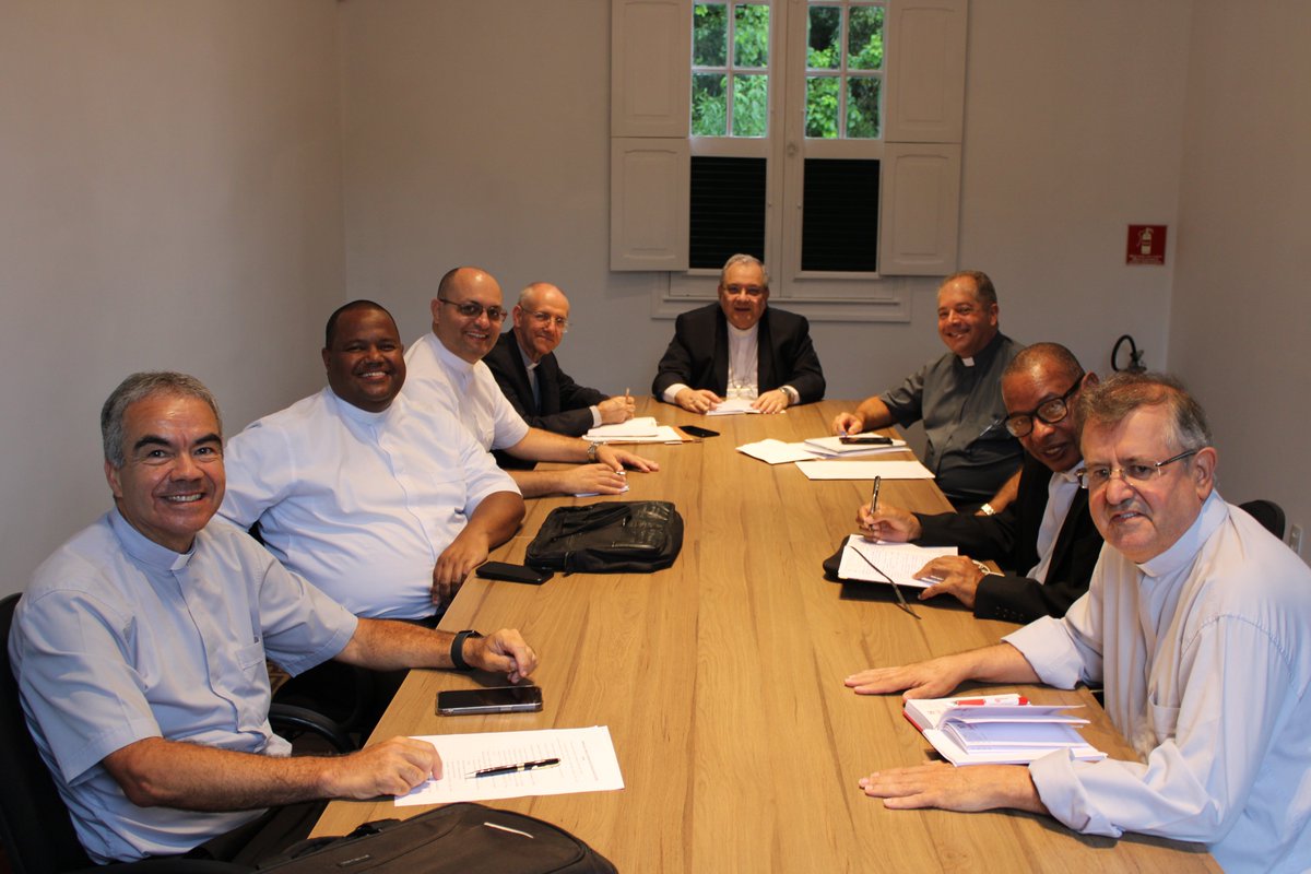 O bispo eleito da Diocese de Petrópolis, Dom Joel Portella Amado visitou a Mitra Diocesana, na manhã de quinta-feira, quando se reuniu com o Administrador Diocesano, Monsenhor José Maria Pereira e com os membros do Conselho de Consultores. 
Detalhes em diocesepetropolis.com.br