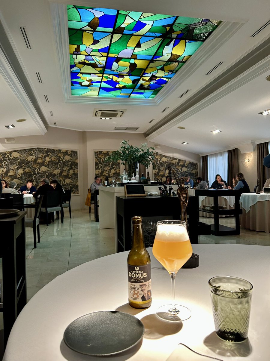 Buen final con la Pannacotta, aunque me sobraba el cacahuete. Petit fours + birra artesanal.