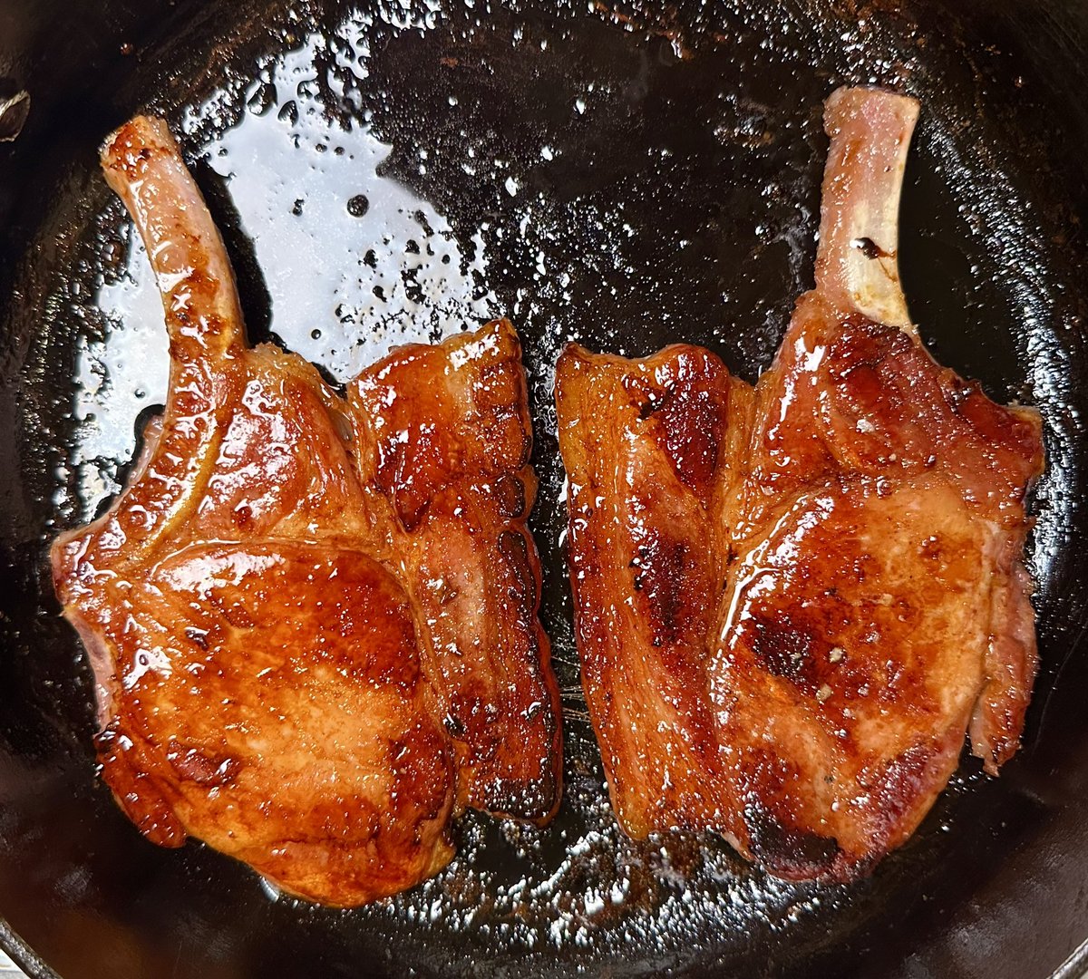 Took these bacon chops home from <a href="/MeatPeter/">Peter Hannan</a> on flight to uk. Mrs Moxon said best food ever! 👏🏻👏🏻👏🏻