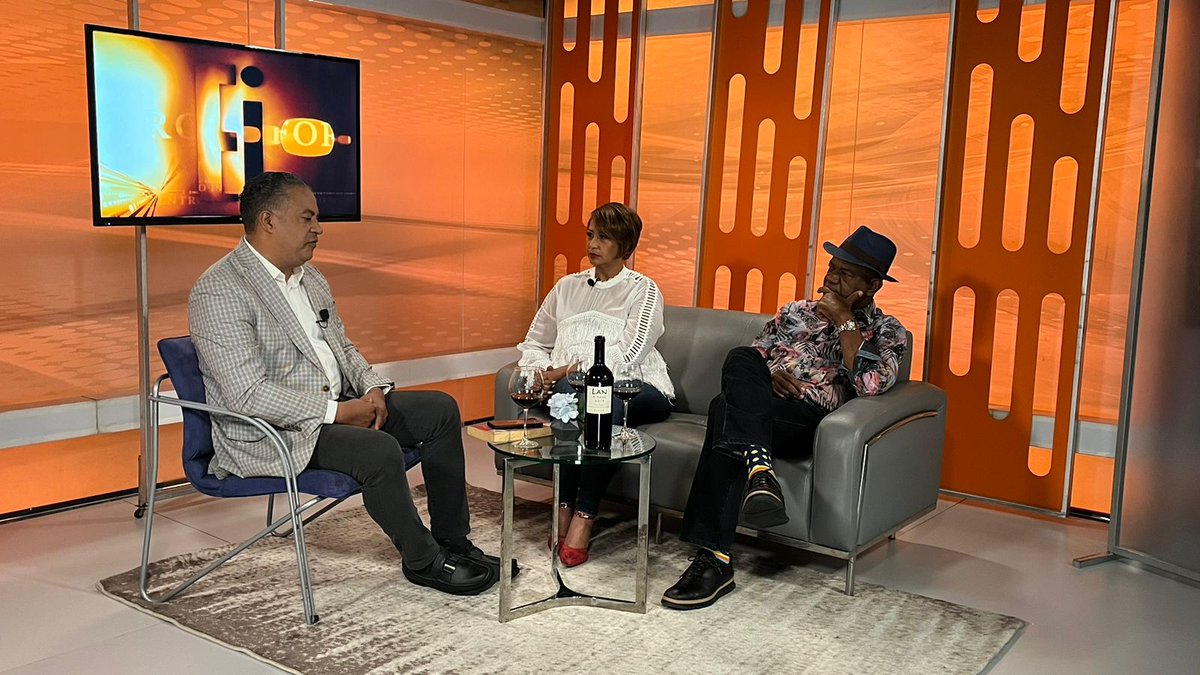 enc_informal's tweet image. Si tuvieras que describir @reinaldoparedp, ¿Cuáles palabras utilizarías? Conoce su respuesta en nuestra conversación con @mikydisla, Propietario del Restaurant #Serie50 de 7/8p.m. por @Telefuturo23 y @tvquisqueyaus. Presentado por: @mildredcharlot y @MartinezPozo📹
