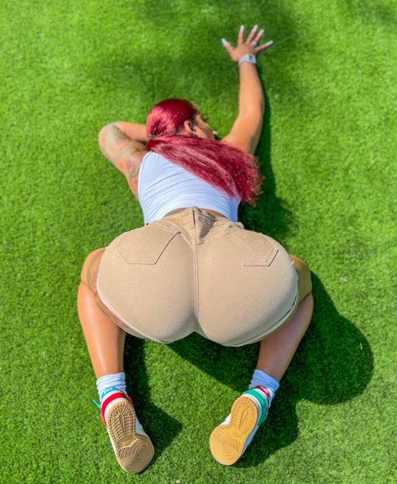 Remove my shorts?😋 https://t.co/UlGVUg858V